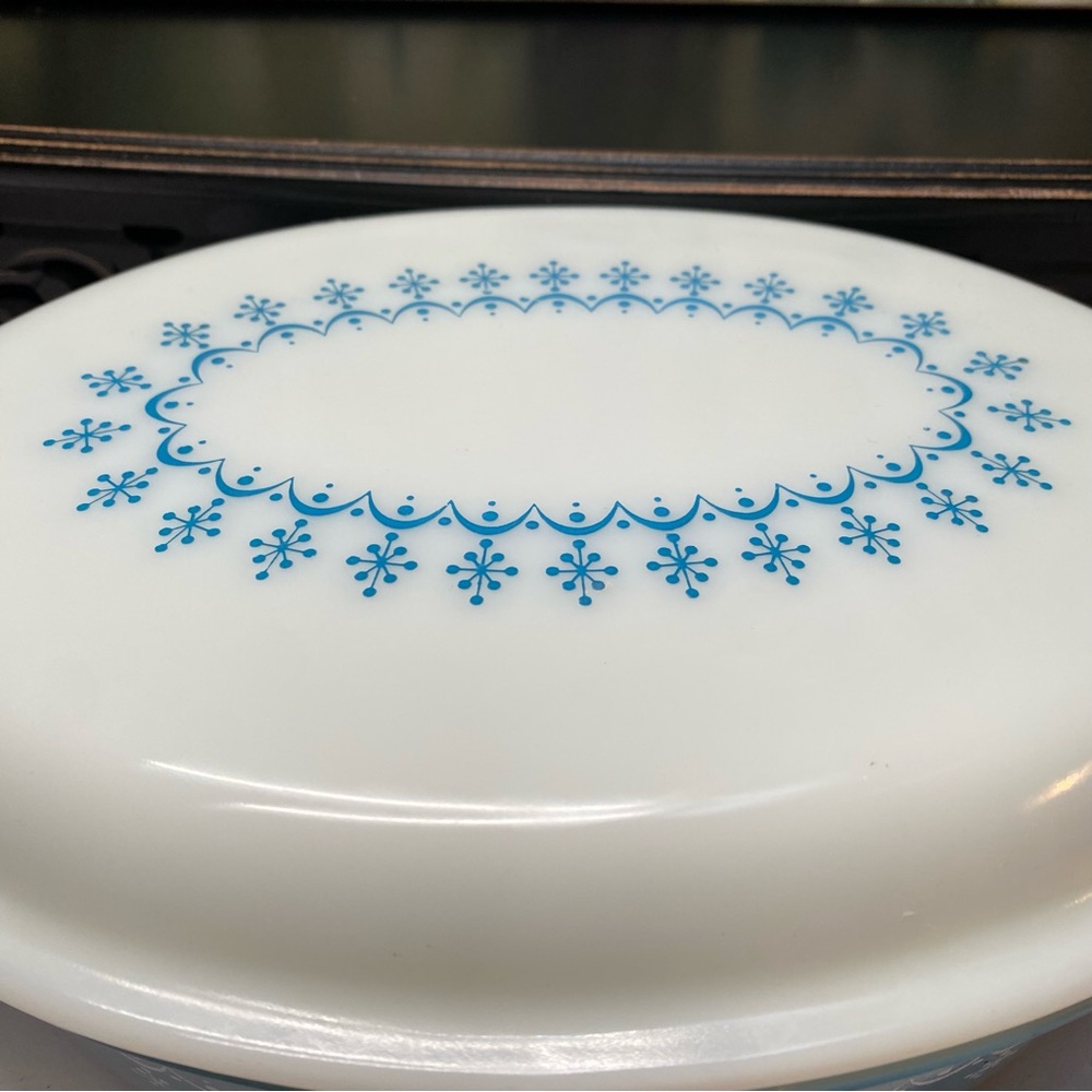 Vintage PYREX Snowflake Garland 2 1/2 quart - Picture 3 of 5